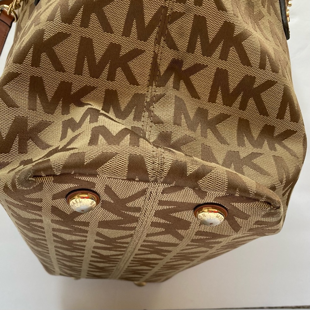 🎉HP🎉 Michael Kors zip monogram Tote bag - Picture 12 of 13